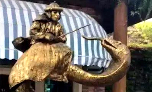 女子景区与雕像合照,抬头那一刻不淡定了,网友:回眸误终生!