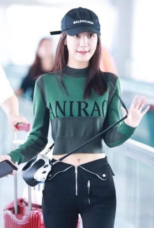 李菲儿真的太敢穿了，机场私服女人味十足，开扣裤子设计最是大胆