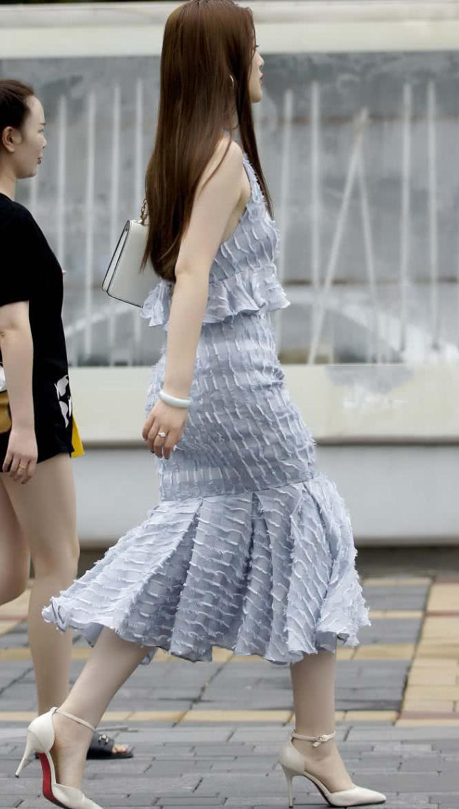 气质小姐姐包臀连衣裙裹出了丰满的身躯，气场更加的十足了，而且