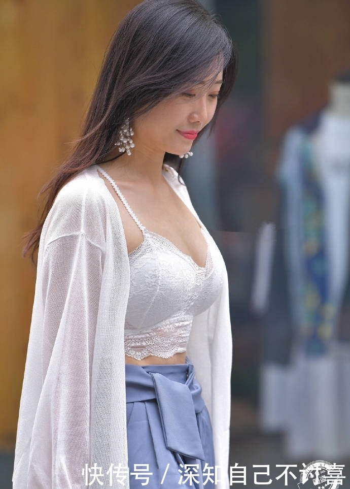 「女人」成熟的女人也很美,小姐姐蕾丝背心秀出性感身材