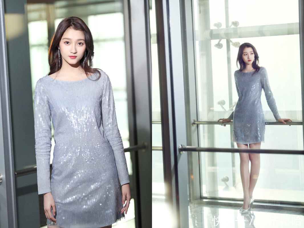 关晓彤红毯造型终于穿对,腕线过裆大长腿吸睛,鹿晗压力要大了