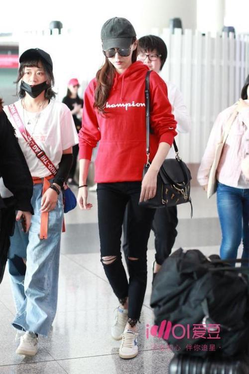 唐嫣今日北京飞巴黎 是机场上最醒目的一颗红糖！