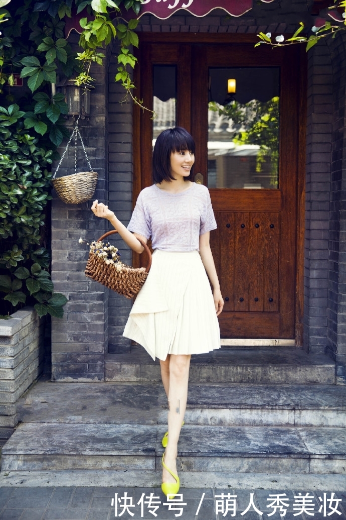 袁泉穿半身裙亮相，紧到走路都不方便了，网友：夏雨能hold住吗？