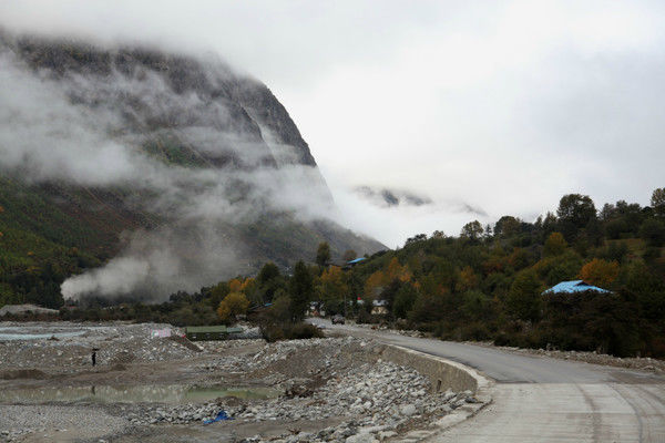 自驾霸道穿越丙察察闯西藏，悬崖边上走一遭，遭遇塌方，泥地陷车