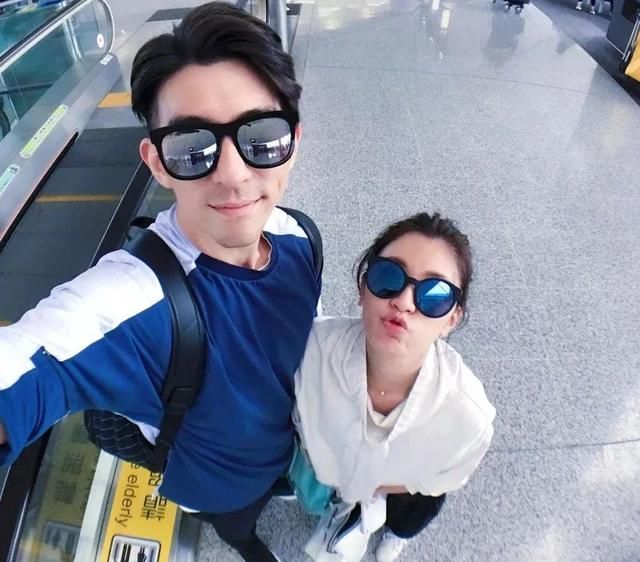 贾静雯的颈部真滑嫩,360度都看不出她43岁了!