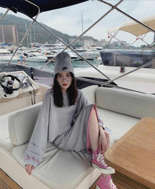 #丢掉#赶快丢掉厚运动外套吧!时尚达人强烈推荐十款显年轻高端大气穿搭,最少年青5岁