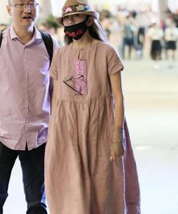 60岁杨丽萍真疯狂,穿20岁的衣服走机场,网友:口罩上的字亮了