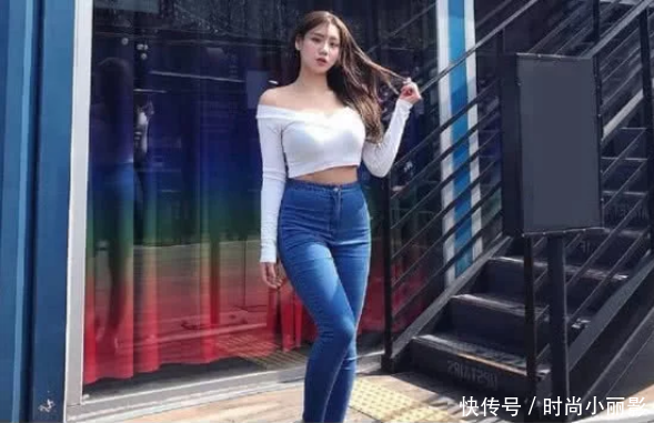 气质女神穿紧身牛仔裤，走到哪里都会受到众人目光的关注！