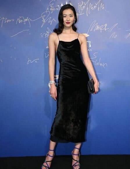 黑色性感吊带裙:周冬雨吴昕输了， 刘雯如女王倪妮风情万种