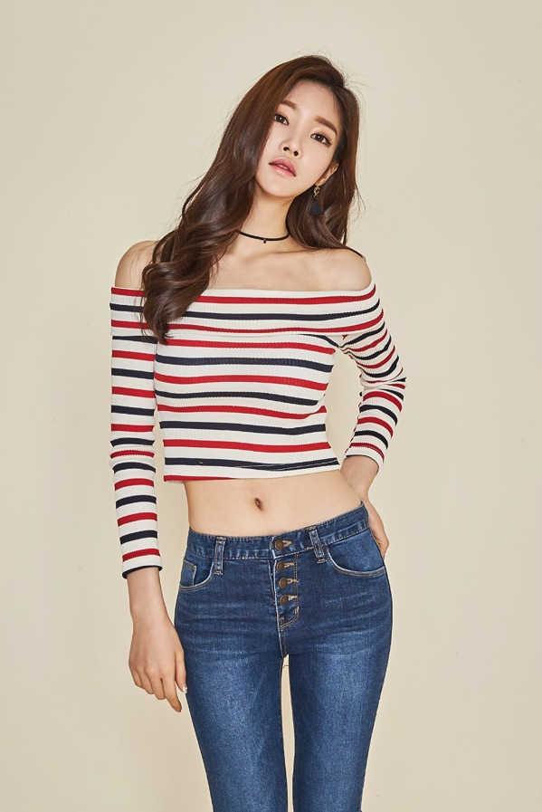 五官精致的牛仔裤美女，清爽活力，彰显十足街头风格！