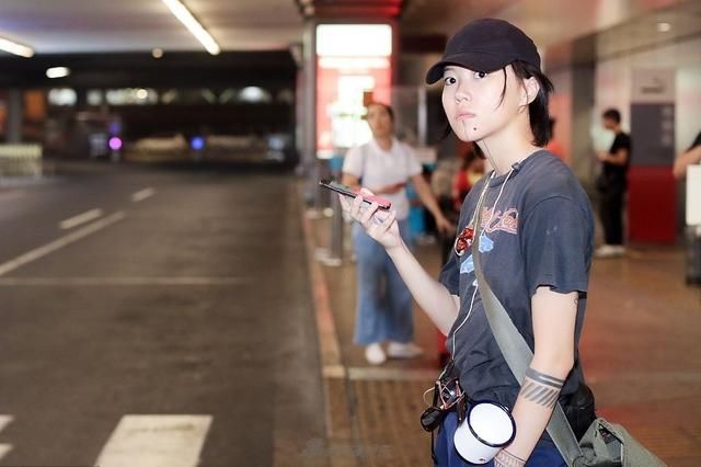 窦靖童背着瓷缸频频出镜，网友:欣赏不了你的穷酸范儿!