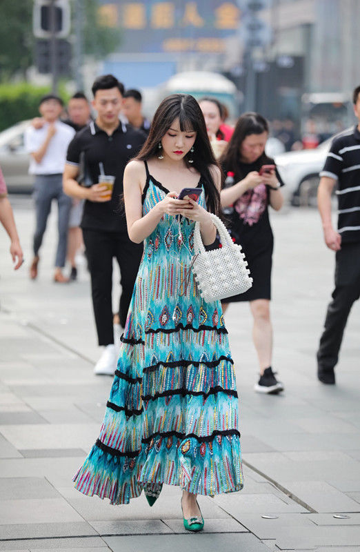 街拍路人，时下流行的高跟拖鞋穿搭参考，让你更具时尚女神魅力