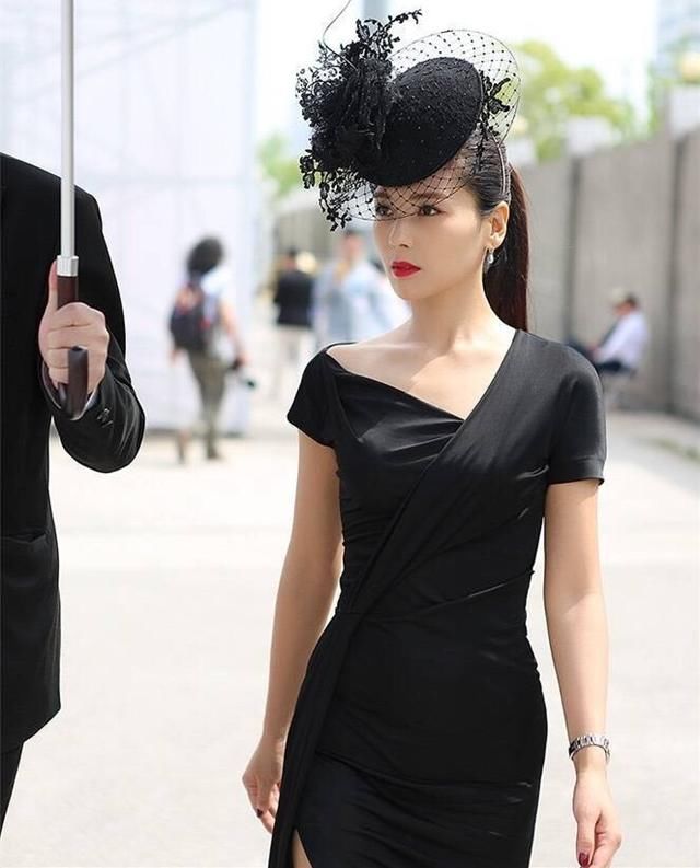 40岁刘涛真疯狂，这么紧的黑裙也要硬穿，一走路时就尴尬了！