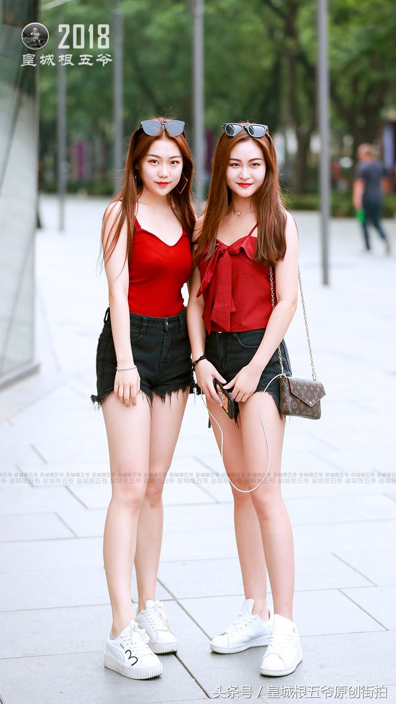 街拍:潮拍美女都有着完美的身材，她们的穿着打扮都独具时尚特色