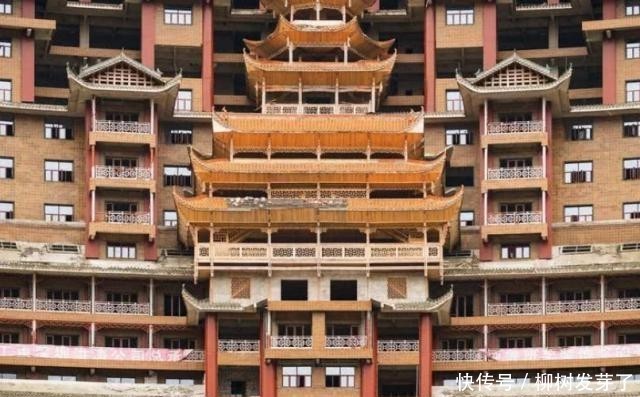 藏在贵州大山里“豪宅”,24层高99.9米,被誉为小布达拉宫