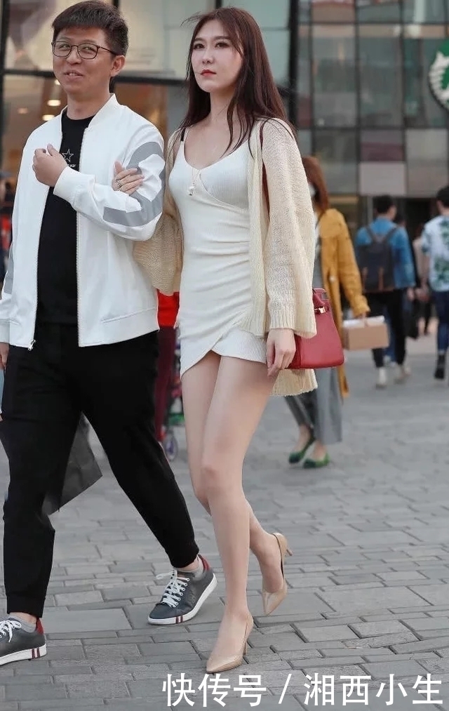 街拍：小姐姐看起来好有气质，飘逸的长发，时尚的装扮，看上去很