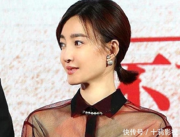  「刺绣图案」越简单越有高级感！穿V领刺绣连衣裙太惊艳，端庄又有女人味