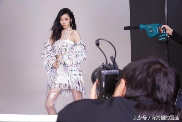 奚梦瑶穿塑料衣被孙俪轻松秒杀，网友:白瞎了一双大长腿，尴尬不