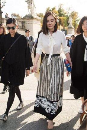 服了杨幂！白衬衫都被撑出不一样的曲线，网友：刘恺威无比幸福！