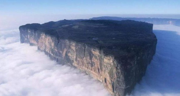 世界上最奇特的平原,四周是悬崖峭壁,《极盗者》在此取景