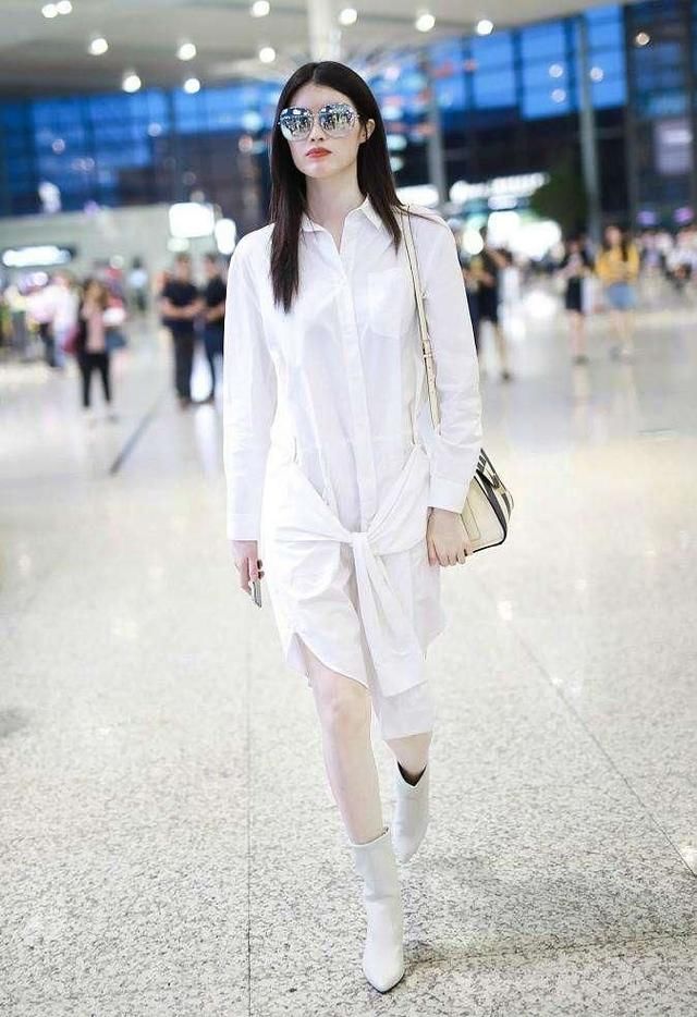 何穗衬衫裙清爽亮相，网友：真想把掉到大腿根的腰带帮她系上！