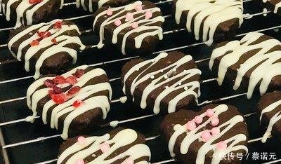  『饼干体』巧克力饼干别再买着吃了，不用水不用油，而且不用烤，在家就能做！