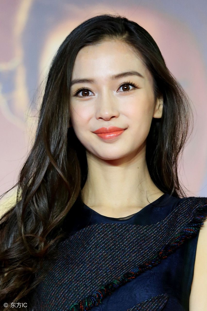 杨颖的气质真不是盖的，一袭蓝裙美出新高度，宛如真人版芭比娃娃