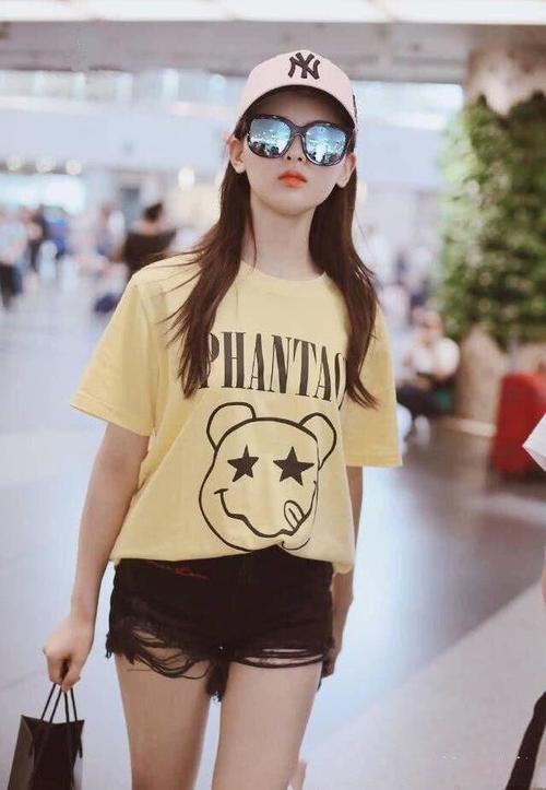 杨超越厉害了，为了秀美腿，穿一条又短又破的超短裤现身！