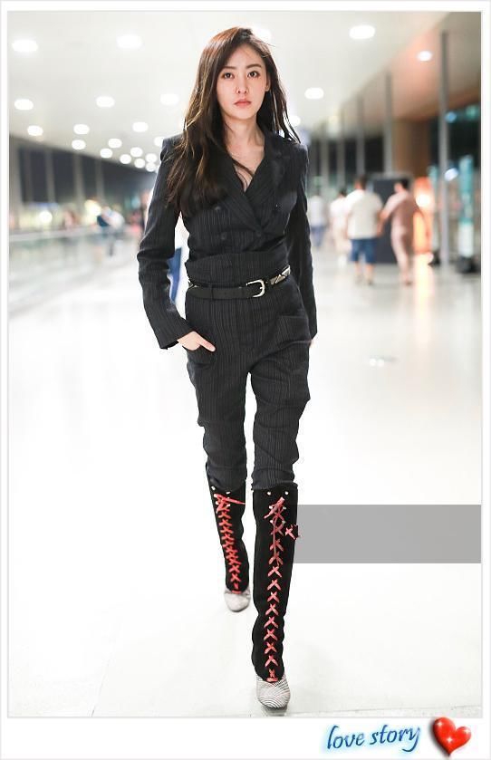 张天爱够狠！穿这么厚的裤子还硬把靴子塞进去，网友：这腿我服！