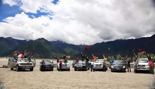 我国川藏线上这么多“弃车”，为何没人去捡？游客：看看车标就明