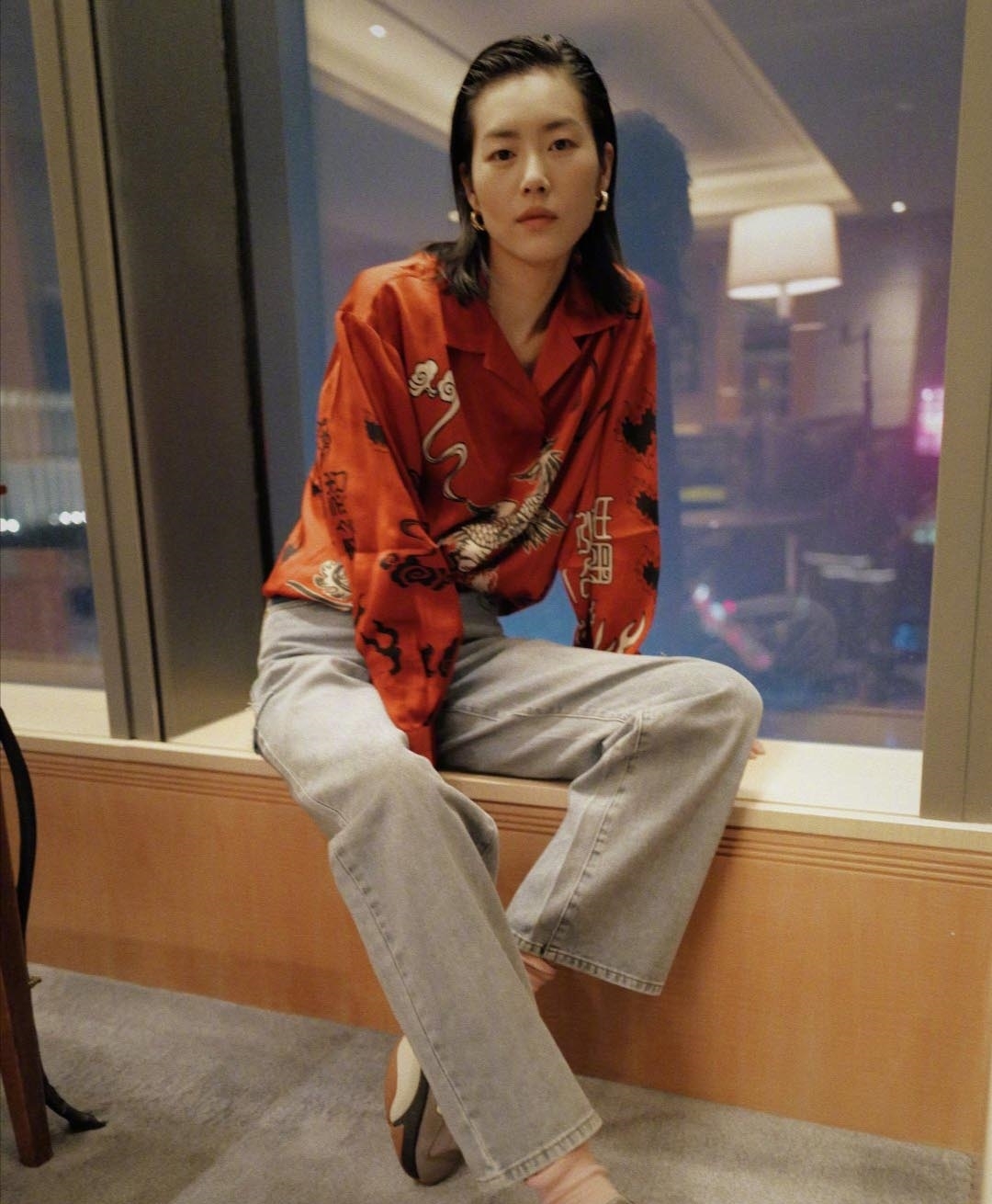  【气质】刘雯大片感穿搭，仅仅是打底衫配牛仔裤而已，女生这样穿太有气质