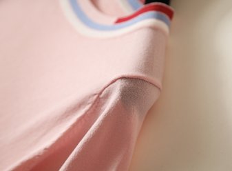 身材丰满的女生穿这样的，紧身T恤性感火辣，男人都直勾勾的看着