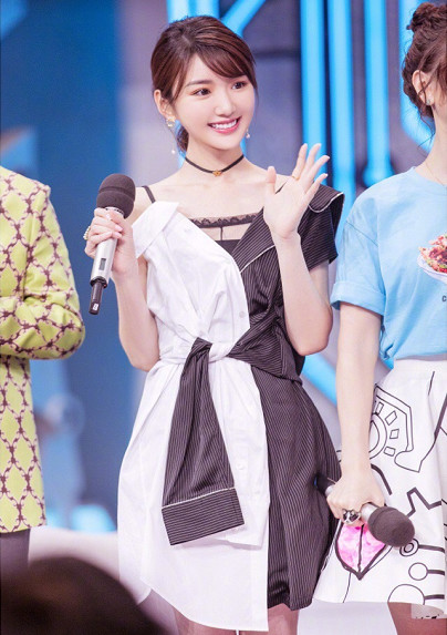 毛晓彤最新时尚造型秀，穿吊带裤的她才是颜值巅峰，贼好看