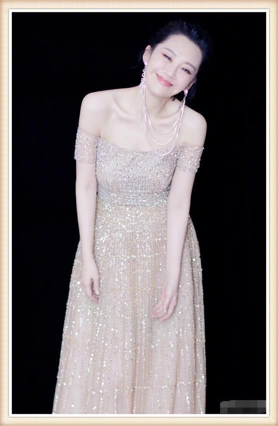 许晴太大胆了！全身上下只穿一件西装，网友：这让彭于晏情何以堪