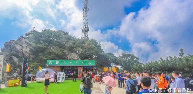 山东一5A景区怪景象,羊汤售价一元,游客坐在山洞里喝汤