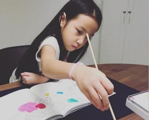 赵薇二胎事情被回应是假，网友:我不信