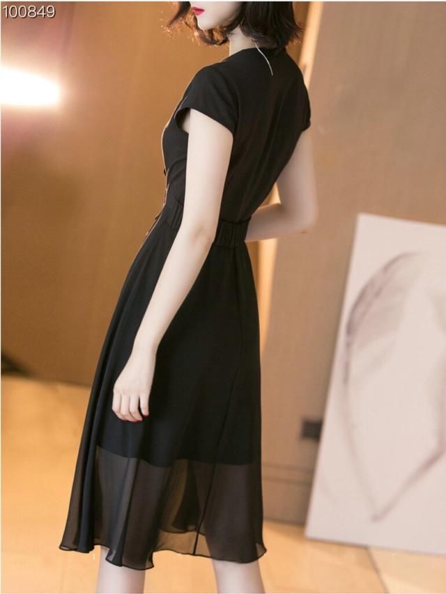 A字修身连衣裙,温柔包容你的身体完美修饰不足,透出柔柔女人味