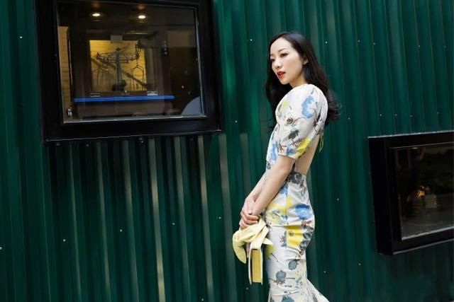 韩雪难得穿露腰装现身，还要用包包挡住，网友：露一点不要紧！