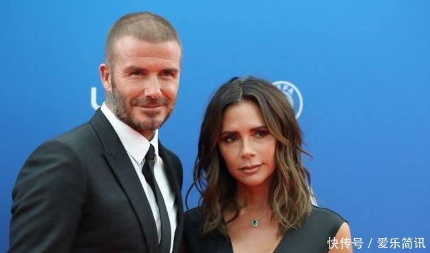 辣妹维多利亚陪老公领奖，穿高跟鞋的脚成功抢镜，网友看着都疼