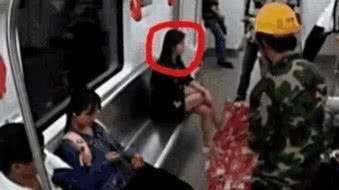 女子地铁嫌农民工脏，让其远离自己，农工一句话女孩儿愣了