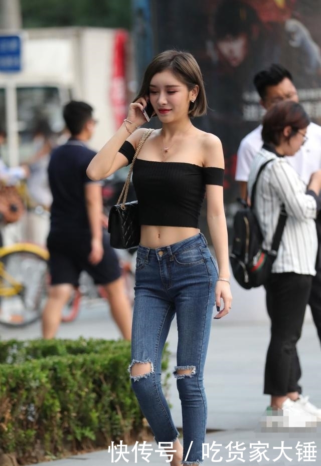  『女生』街拍：身材太过于消瘦的女生，穿露肩的衣服有点容易HOLD不住