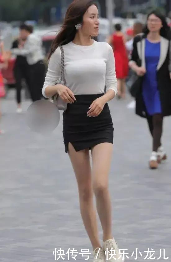  『辣妈』街拍：黑白色搭配，彰显自信独立，绽放东方女人曼妙身姿