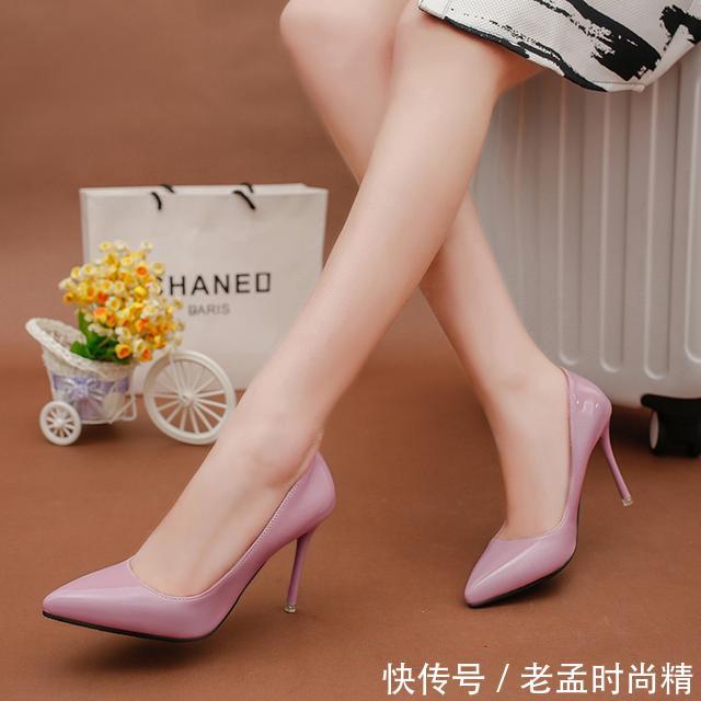  [女性]尖头高跟鞋备爱曙目的外表，深受广大女性的青睐，是不可缺的单品