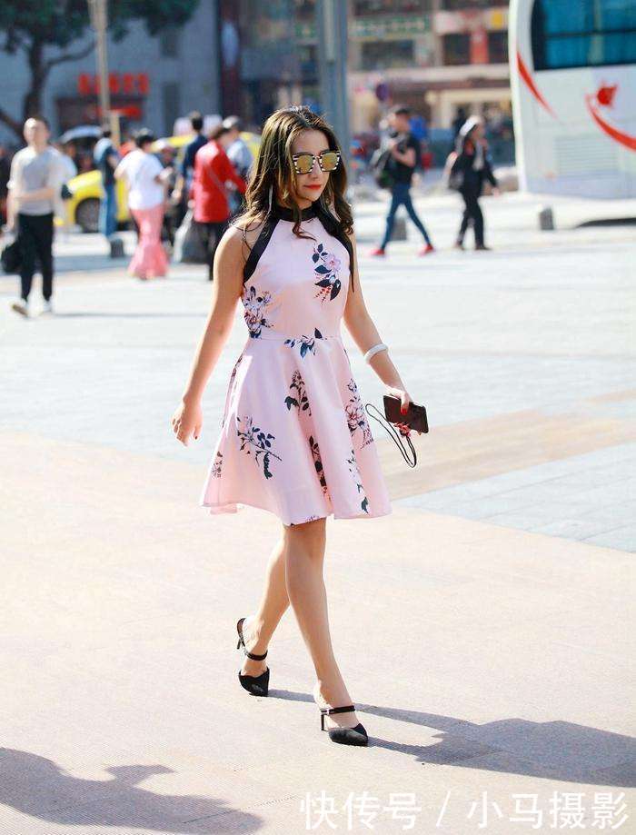 街拍: 花裙子的姑娘有一种别致的美, 看着时髦而自信