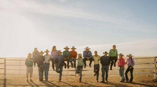 女子自驾游两个月没花一分钱,靠拍照片换食宿