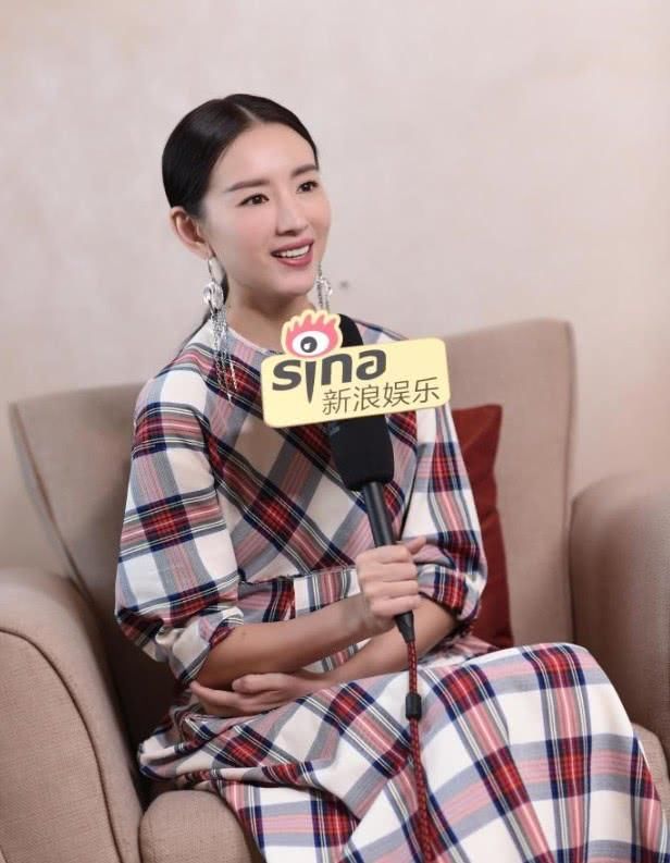 “冷清秋”已经成为了过去式，董洁现身活动，网友：把背挺起来！