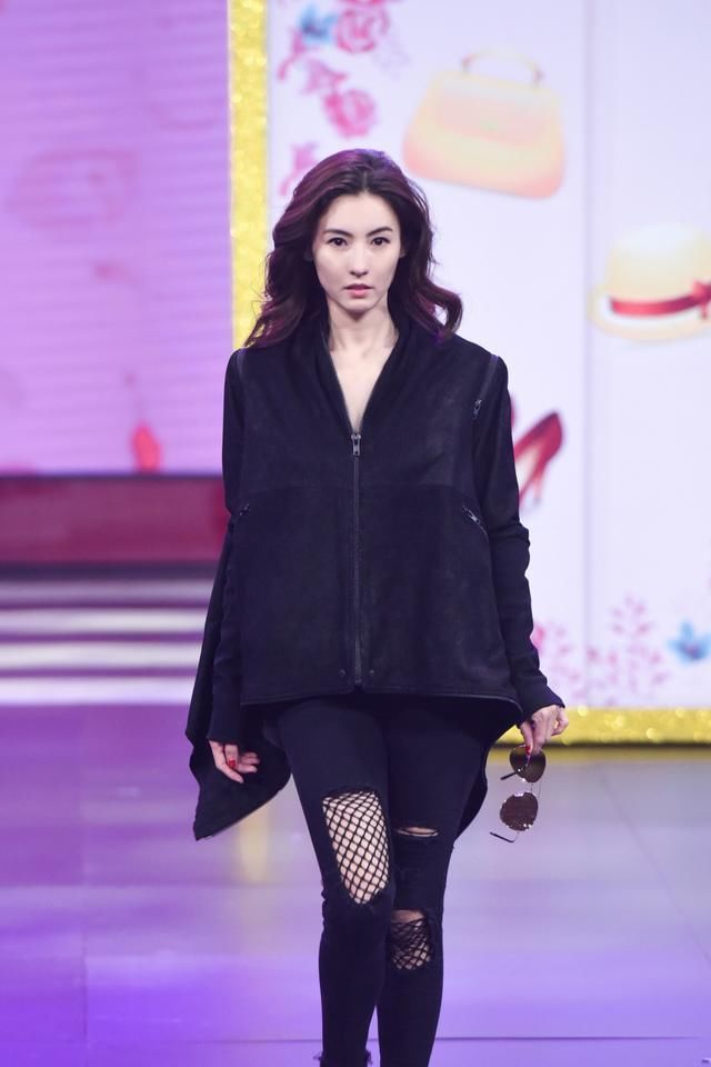 张柏芝真大胆！穿的绿色衬衫上面的勒成这样网友：不是一般的大！