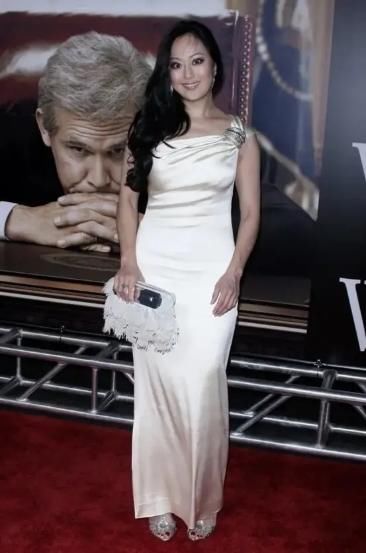  「脚上搭配一」章小蕙才是真正“阔太”，穿黑色镂空连衣裙配渔网鞋，气质好出众