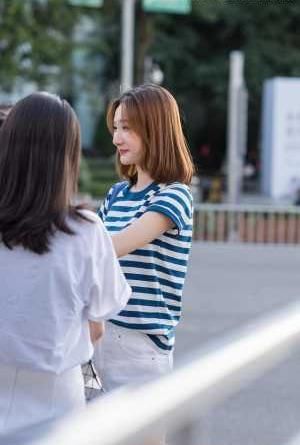  『张扬』路人街拍，美女很靓丽，穿红色的露腰T恤，个性张扬
