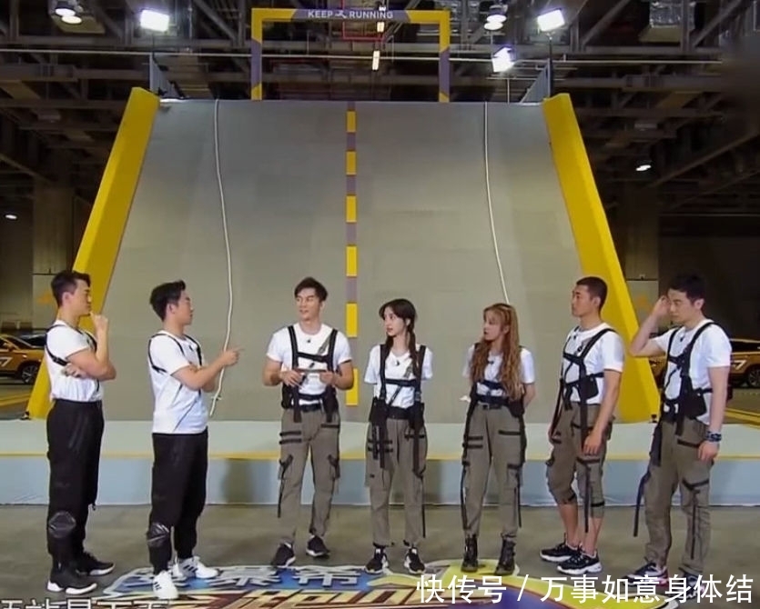 「大战」《奔跑吧》节目组搞两种待遇,人梯大战素人都戴头盔,跑男却没有